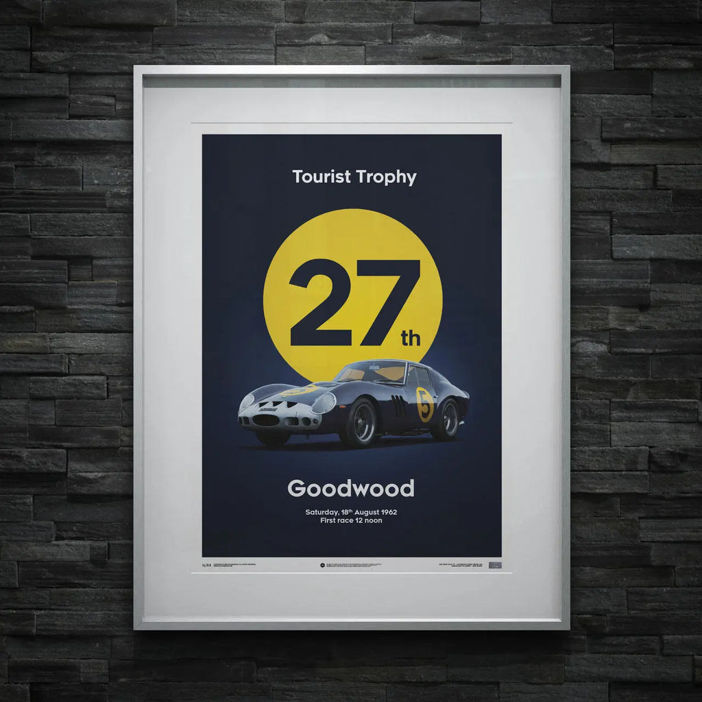 Poster Automobilist de la Ferrari 250 GTO Bleu Nuit à Goodwood au 27ème TT inscrit dans un rond jaune dans un carde argent