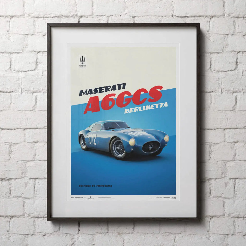 Poster Automoblist montrant la Maserati A6GCS Berlinetta bleue modélisée en 3D sur fond bleu et blanc encadré