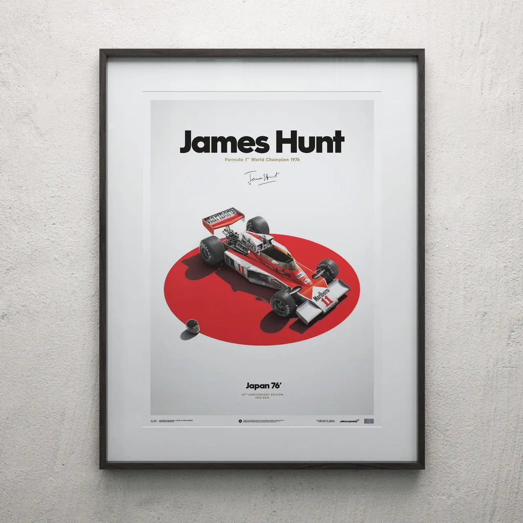 Poster Automobilist sur fond de drapeau japonais blanc avec un rond rouge au centre sur lequel est posée la McLaren M23 de James Hunt modélisée en 3D Edition limitée dans un cadre noir