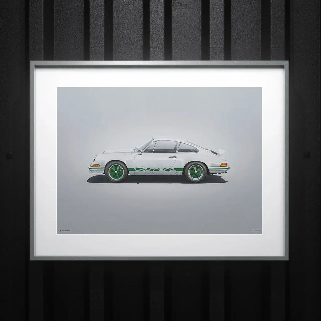 Poster Automobilist gris avec la Porsche 911 RS Blanche de profil, modélisée en 3D dans un cadre argent