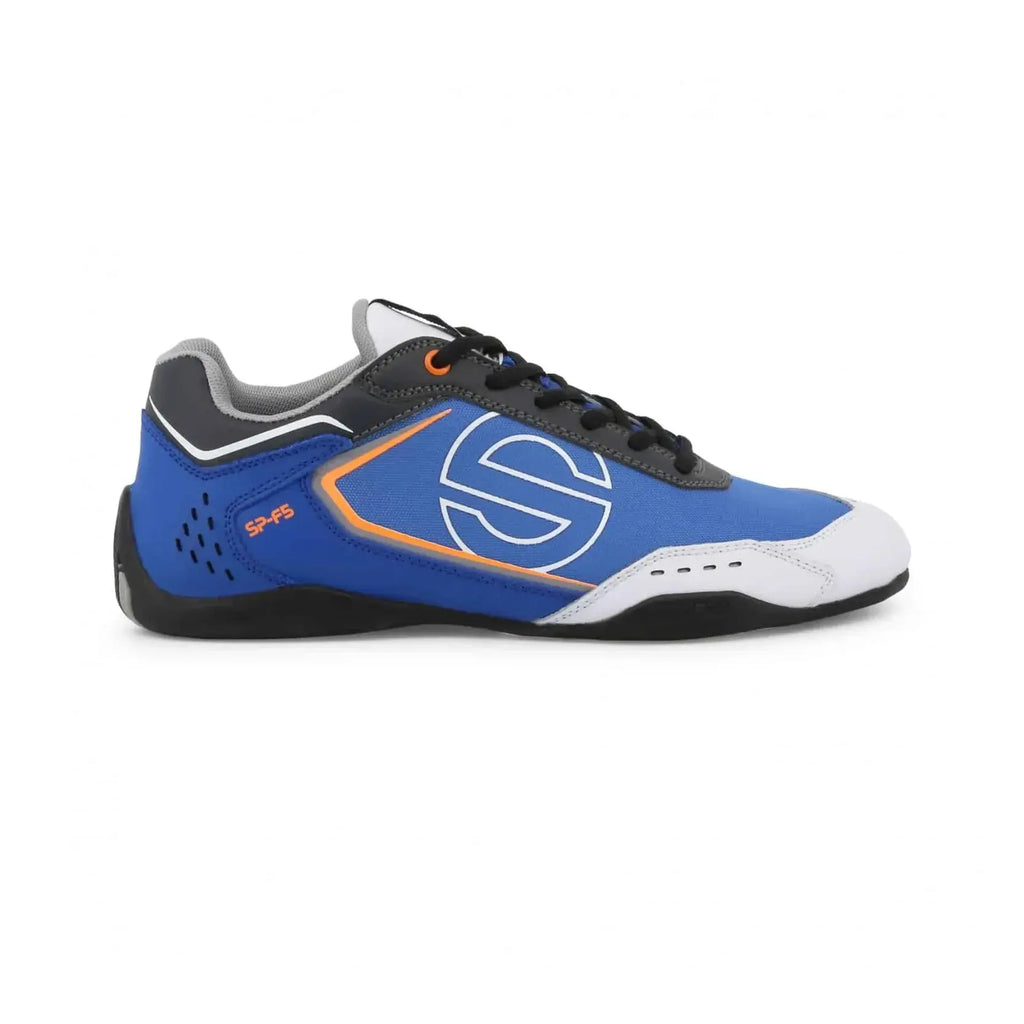 Sneakers Sparco SP-F5 bleu et blanc, effet carbone, semelle noire qui remonte sur le talon, gros logo S blanc sur le côté, vue de profil droit