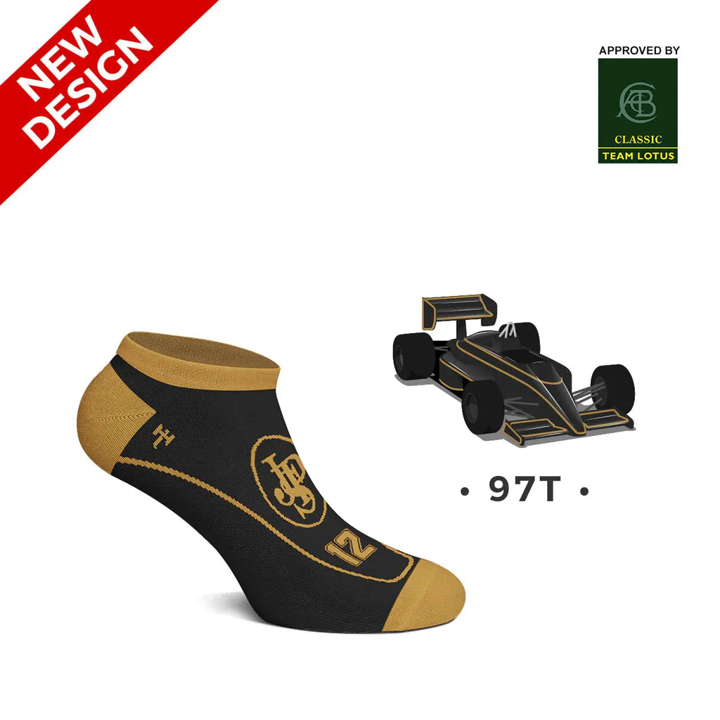 Socquette noire Heel Tread portée, aux couleurs de la livrée JPS de la Lotus 97T, à côté de la F1 modélisée