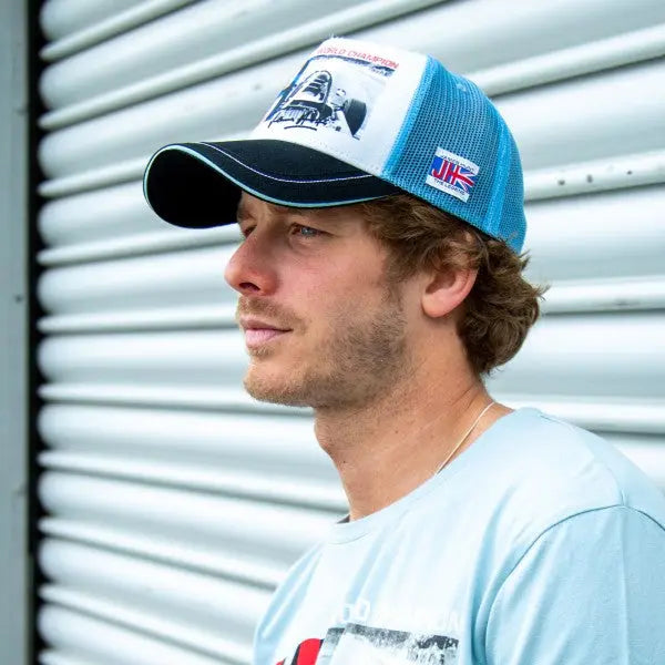 Casquette trucker James Hunt, avec visière noire, portant une photo de cockpit du pilote devant, portée