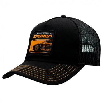 Casquette noire avec patch Porsche Kremer et 935 K3 Jägermeister orange devant, matière filet à l'arrière, vue 3/4 gauche
