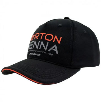Casquette noire avec inscription Ayrton Senna champion sur McLaren devant, vue 3/4 gauche
