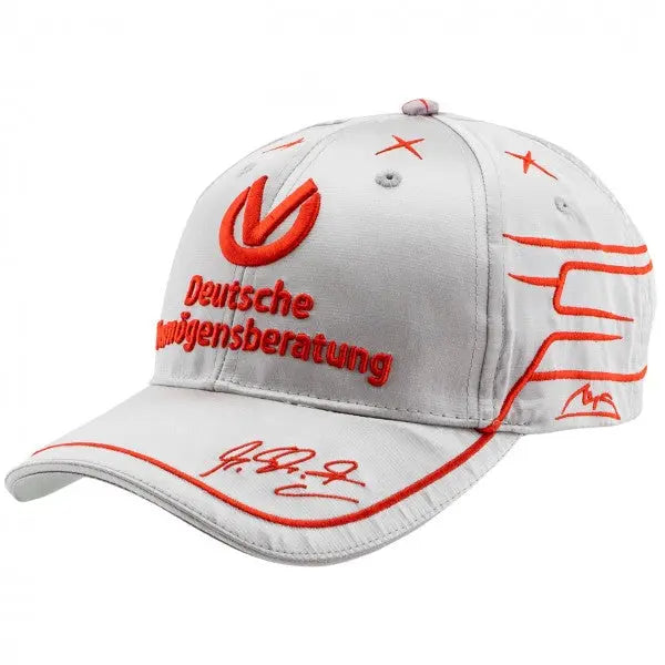 Casquette blanche Michael Schumacher avec Deutsche Vermögenberatung brodé en rouge devant et signature sur la visière, vue 3/4 gauche