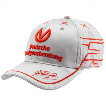 Casquette blanche Michael Schumacher avec Deutsche Vermögenberatung brodé en rouge devant et signature sur la visière, vue 3/4 gauche