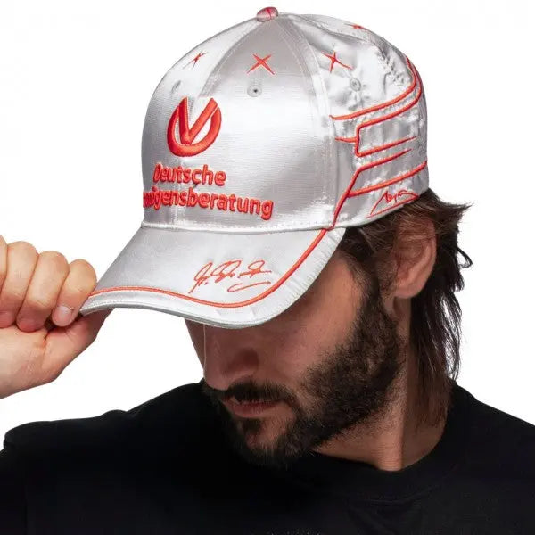 Casquette blanche Michael Schumacher avec Deutsche Vermögenberatung brodé en rouge devant et signature sur la visière, portée
