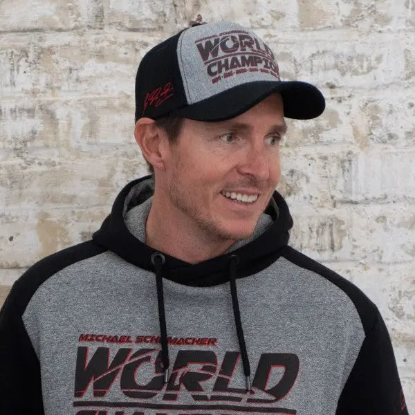 Casquette noire et grise Michael Schumacher, world champion et les 7 dates de ses victoires devant, signature rouge sur le côté, portée