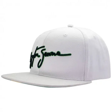 Casquette blanche Ayrton Senna avec sa signature brodée devant, visière plate, vue 3/4 gauche