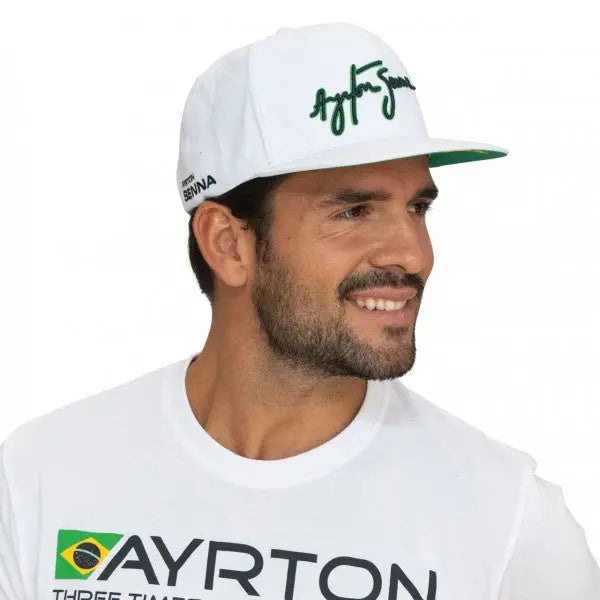 Casquette blanche Ayrton Senna avec sa signature brodée devant, visière plate, portée