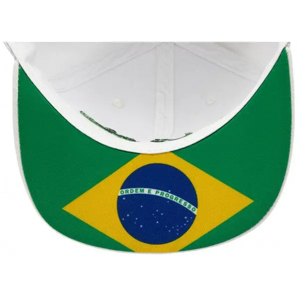 Drapeau Brésilien sous la visière plate de la casquette blanche Ayrton Senna