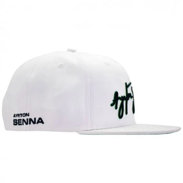 Casquette blanche Ayrton Senna avec sa signature brodée devant, visière plate, vue de droite