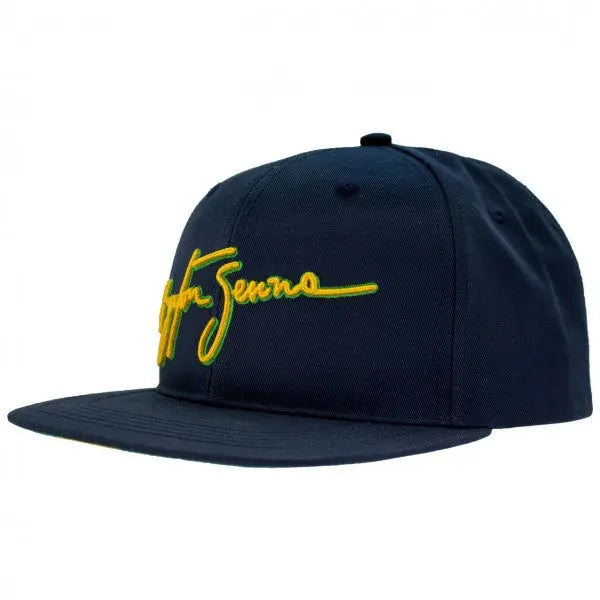 Casquette bleue Ayrton Senna avec sa signature jaune brodée devant, visière plate, vue 3/4 gauche