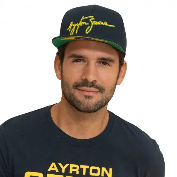 Casquette bleue Ayrton Senna avec sa signature jaune brodée devant, visière plate, portée