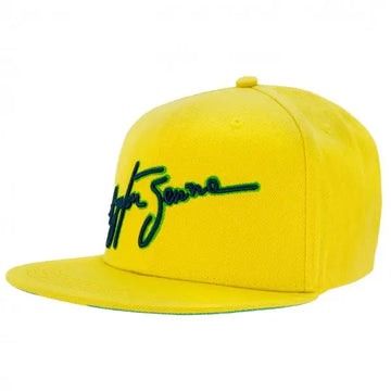 Casquette jaune Ayrton Senna avec sa signature bleue brodée devant, visière plate, vue 3/4 gauche