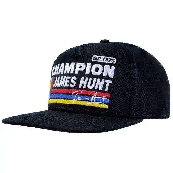 Casquette noire James Hunt Champion 1976 avec 3 bandes de couleurs et signature sur le devant, vue 3/4 gauche