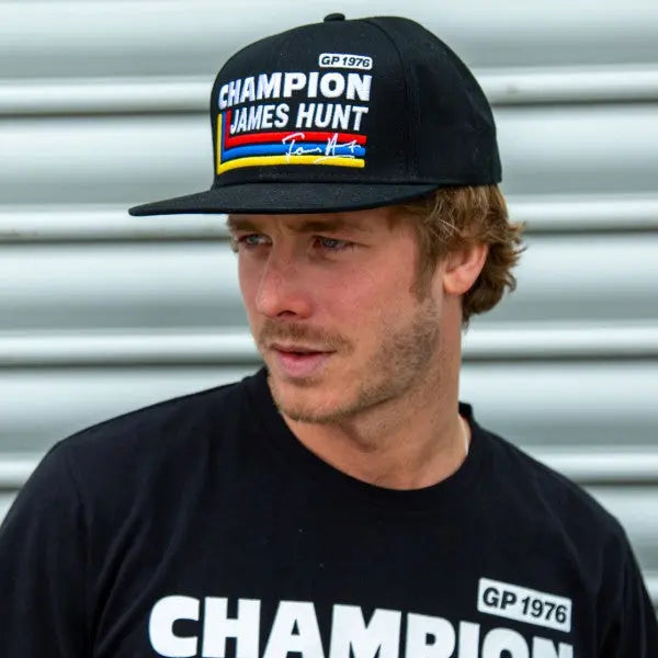 Casquette noire James Hunt Champion 1976 avec 3 bandes de couleurs et signature sur le devant, portée