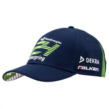 Casquette bleue 24h Nürburgring avec gros logo brodé devant et sponsors sur les côtés, vue de 3/4 gauche