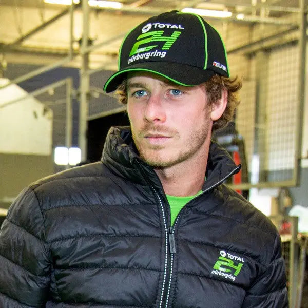 Casquette noire au logo 24h Nürburgring devant avec liserais vert, portée