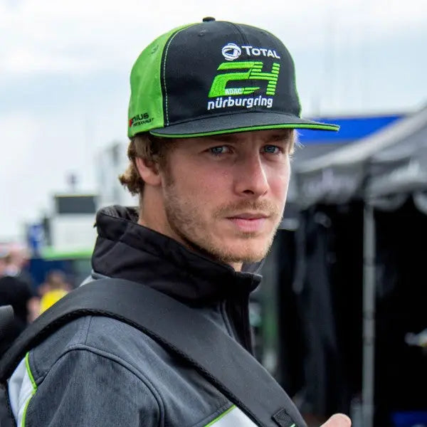Casquette noire logo 24h Nürburgring devant, visière plate et arrière vert, portée