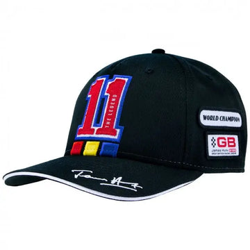 Casquette noire James Hunt avec le 11 rouge cousu devant et sa signature sur la visière, vue 3/4 gauche