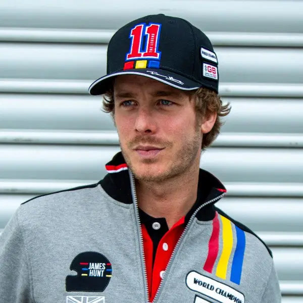 Casquette noire James Hunt avec le 11 rouge cousu devant et sa signature sur la visière, portée