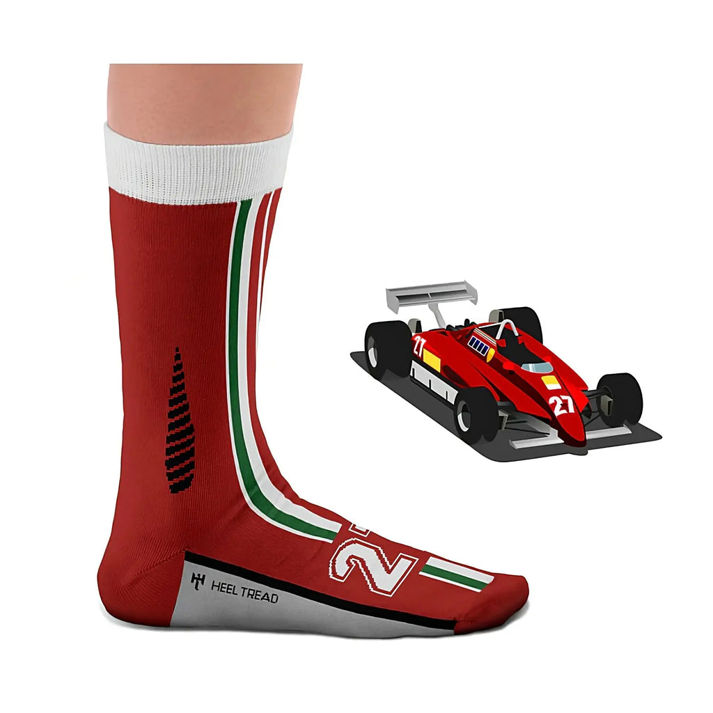 Chaussette rouge Heel Tread portée, aux couleurs de la Ferrari 126C2 à côté de la F1 modélisée