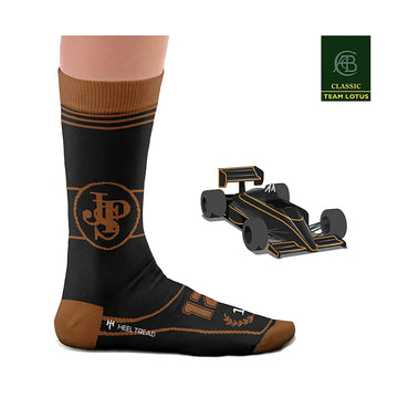 Chaussette noire Heel Tread portée, aux couleurs de la livrée JPS de la Lotus 97T, à côté de la F1 modélisée