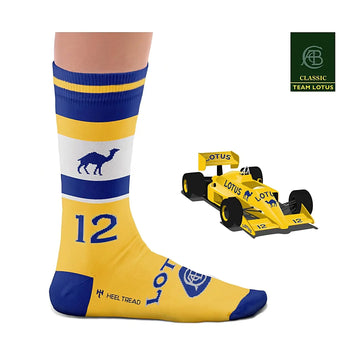 Chaussette jaune Heel Tread portée, aux couleurs de la livrée de la Lotus 99T, à côté de la F1 pilotée par Ayrton Senna modélisée