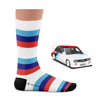 Paire de chaussettes blanches Heel Tread aux bandes rouges et bleues de la BMW E30, portée sur un circuit