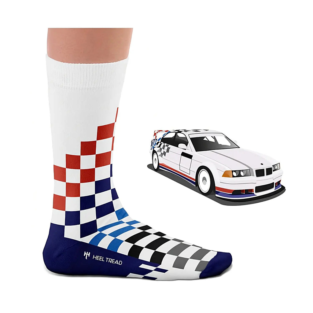 Chaussette blanche Heel Tread portée, au décor damier de la E36 Fina, à côté de la BMW modélisée