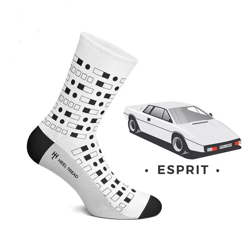 Chaussette blanche Heel Tread portée, au décor de la Lotus Esprit, à côté de la voiture modélisée