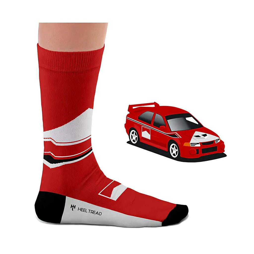 Chaussette rouge Heel Tread portée, au décor de la Lancer Evo, à côté de la Mitsubishi modélisée