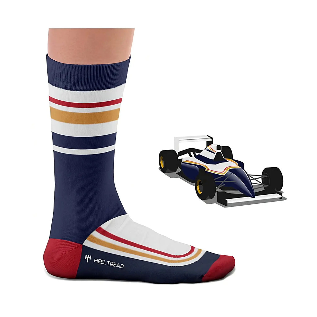 Chaussette bleue Heel Tread portée, au décor de la FW16, à côté de la F1 modélisée