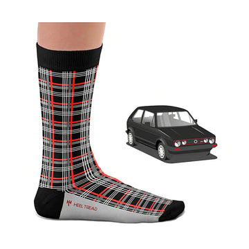 Chaussette noire Heel Tread portée, aux motifs du tartan écossais de la Golf GTI modélisée à côté