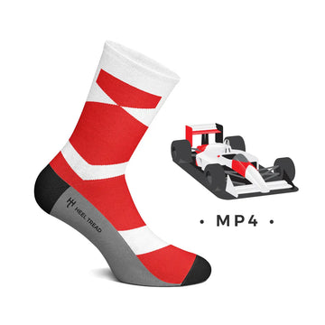 Chaussette rouge Heel Tread portée, aux couleurs de la livrée Marlboro de la McLaren MP4, à côté de la F1 modélisée