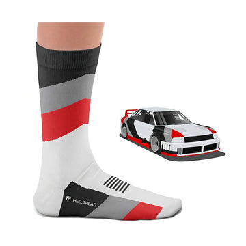 Chaussette blanche Heel Tread portée, aux couleurs de la livrée grise et rouge de la 90 Quattro R5 GTO, à côté de l'Audi modélisée