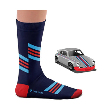 Chaussette bleue Heel Tread portée, aux bandes rouges et bleues de la Porsche 911 RSR Martini Racing, modélisée à côté