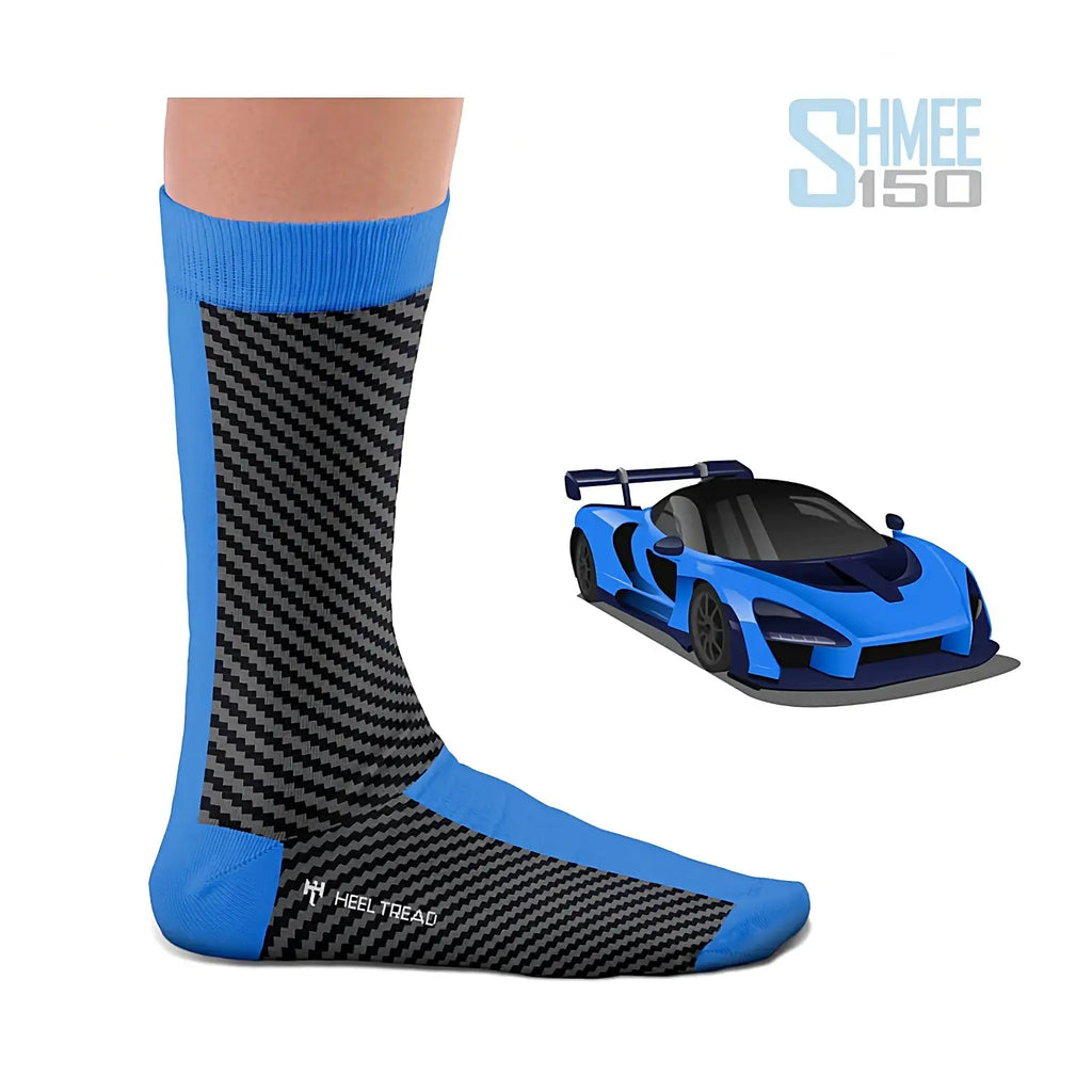 Chaussette bleue Heel Tread portée, au design effet carbone de la McLaren Senna de Shmee, modélisée à côté