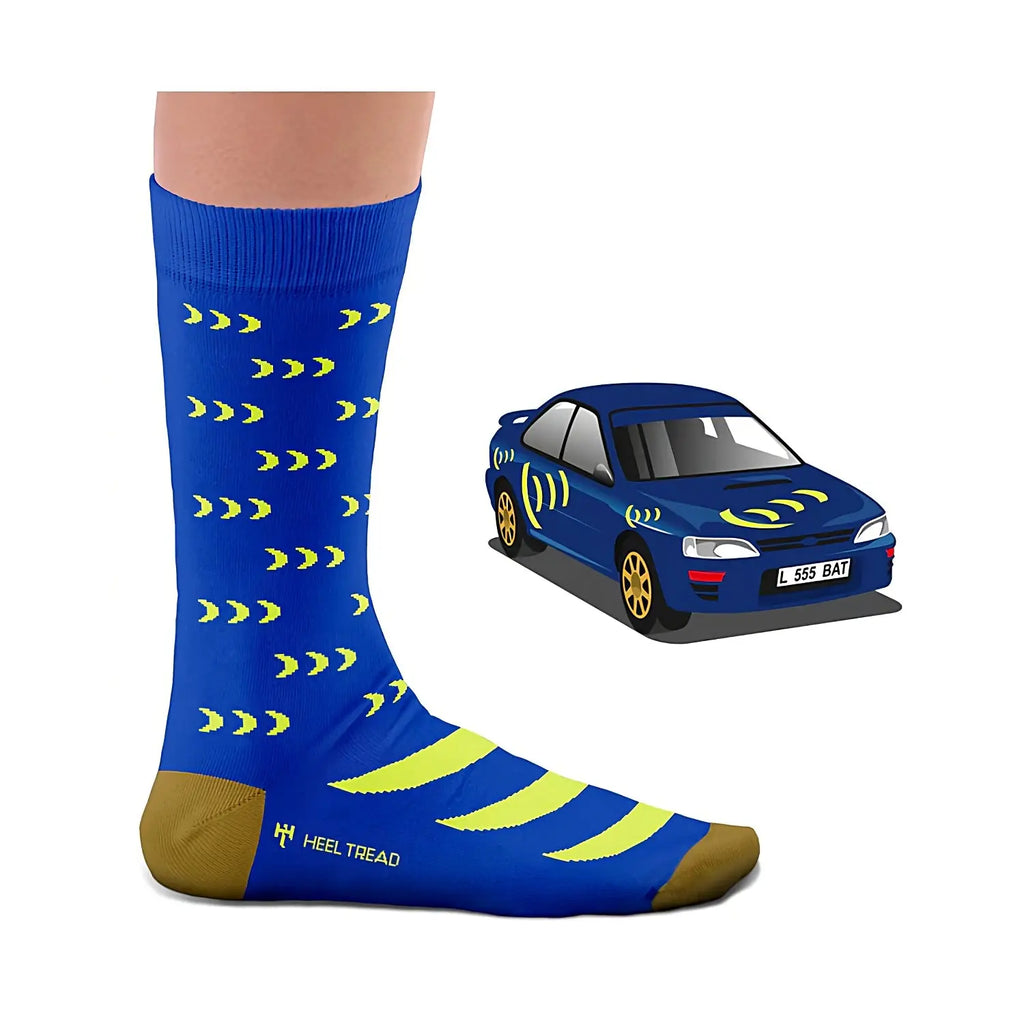 Chaussette bleue Heel tread portée, aux couleurs de la livrée 555 de la Subaru Impreza, à côté de la Scooby modélisée