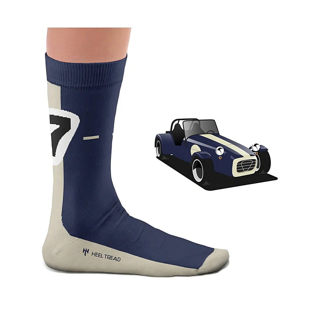 Chaussette bleue Heel Tread portée, aux couleurs de la Lotus Seven avec le chiffre 7, à côté de la Catheram  modélisée