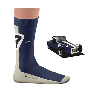 Chaussette bleue Heel Tread portée, aux couleurs de la Lotus Seven avec le chiffre 7, à côté de la Catheram  modélisée