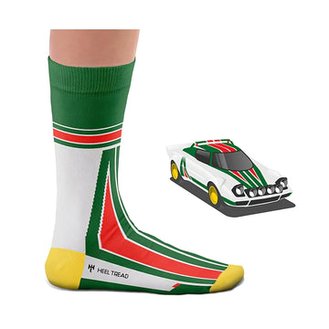 Chaussette verte Heel Tread portée, aux couleurs du sponsor Alitalia de la Stratos HF, à côté de la Lancia modélisée