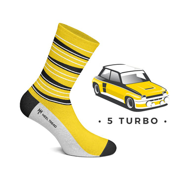 Chaussette jaune Heel tread aux rayures noires et blanches de la R5 turbo, à côté de la Renault modélisée
