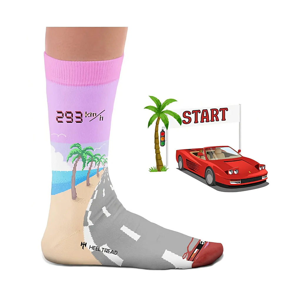 Chaussette Heel Tread portée, au design graphique du jeu Out Run, à côté du Testarossa modélisé