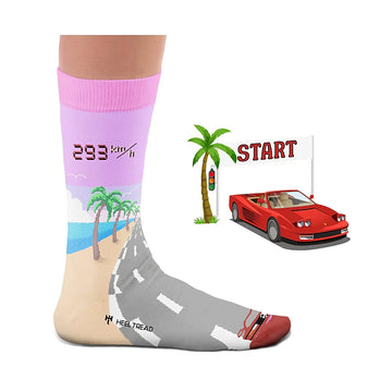 Chaussette Heel Tread portée, au design graphique du jeu Out Run, à côté du Testarossa modélisé