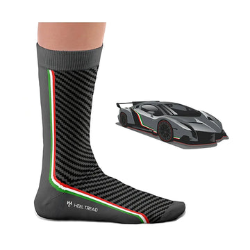 Chaussette grise Heel Tread portée, au motif carbone et drapeau italien, de la Veneno modélisée à côté