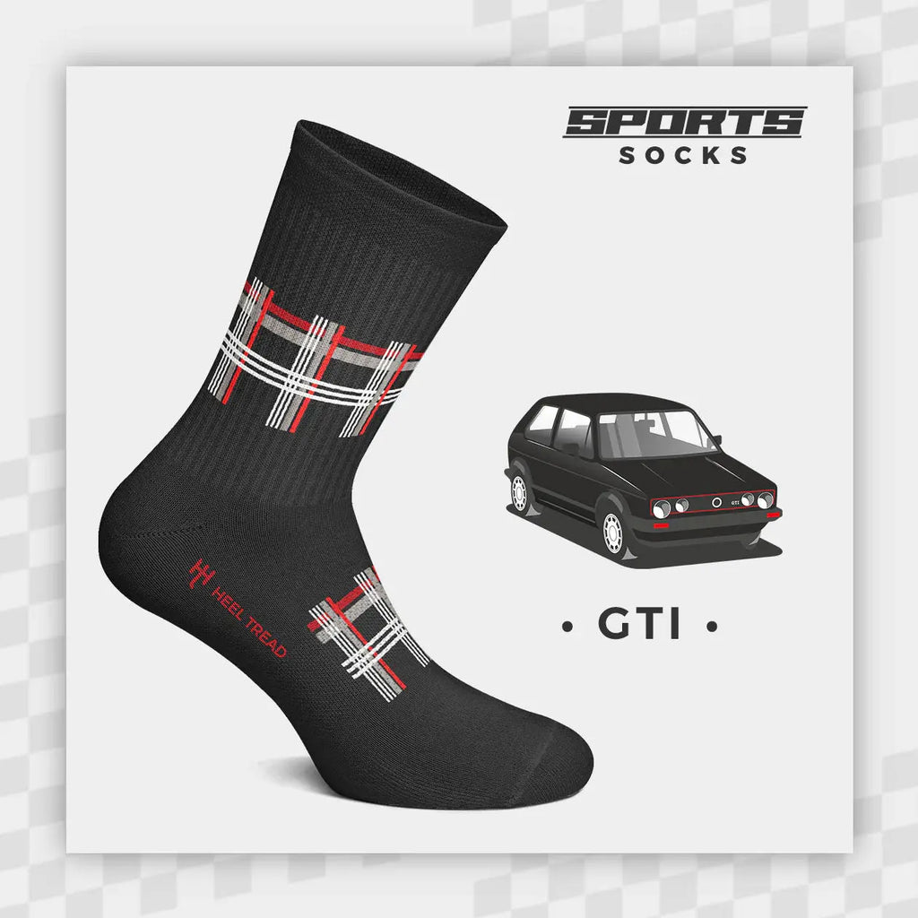 Chaussette de sport noire Heel Tread portée, aux motifs du tartan écossais de la Golf GTI modélisée à côté