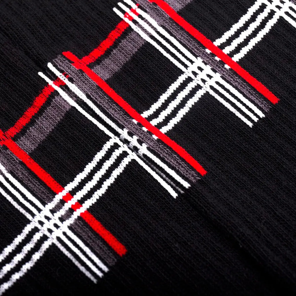 Zoom sur les chaussettes de sport noires Heel Tread aux motifs du tartan écossais de la Golf GTI